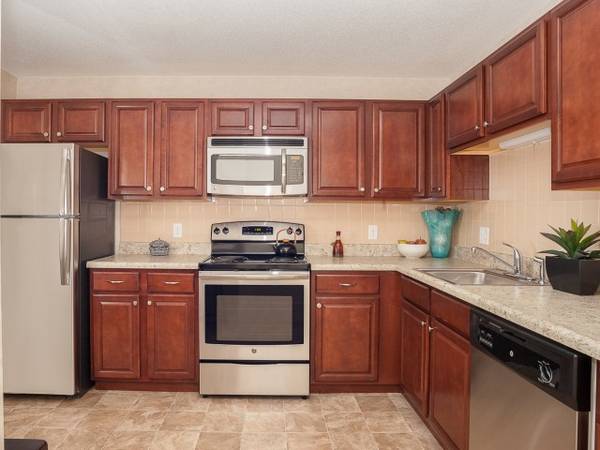 $1,965 / 1br - 0750ft2 - $1000 Off 1st Months Rent | Greenview Village (Manchester, NH)63931653317762122