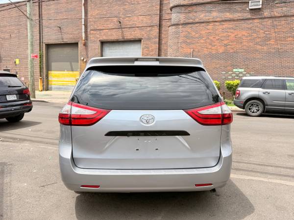 2015 Toyota Sienna LE ¡Furgoneta Hermosa! - $9,800 (Brooklyn)63654716849793124