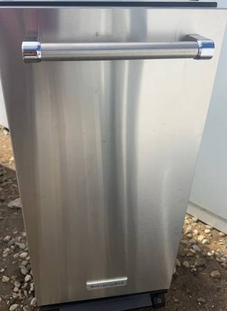 15" Trash compactor kitchen aid like new condition 1