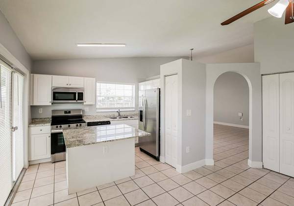 $1,200 / 3br - 1598ft2 - Cozy 3-Bedroom House ** 💖 (Miami, FL)63983673333123123