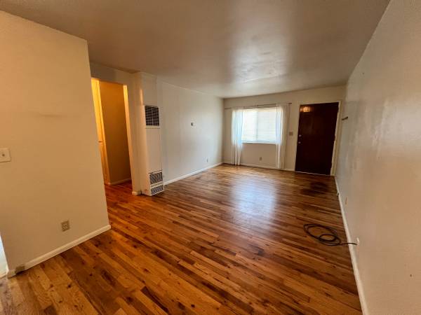 $1,395 / 1br - 665ft2 - One Bedroom in Classic 1950s Triplex, Steps to Several Transit Lines! (Mt. Scott-Arleta, SE Portland)63777362645379122