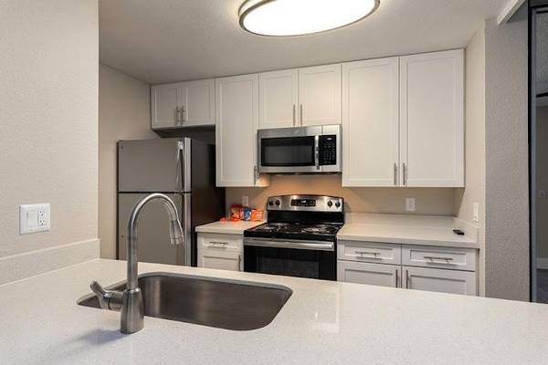 $3,100 / 2br - 1050ft2 - Two Jacuzzis, Washer & Dryer, High Ceilings, USB Outlets (Rancho Del Oro in Oceanside)63663768994433123