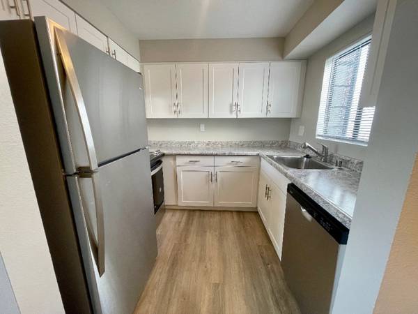 STUDIO WITH FULL VINYL AND STAINLESS STEEL APPLIANCES! 1