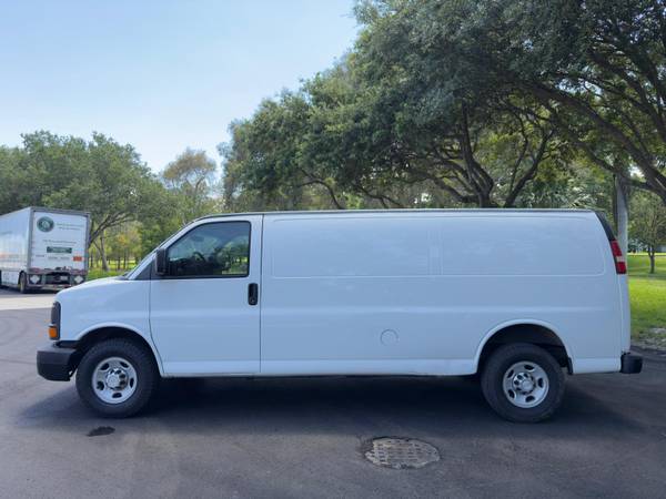 2017 Chevrolet EXPRESS 2500 CLEAN - Photo 2
