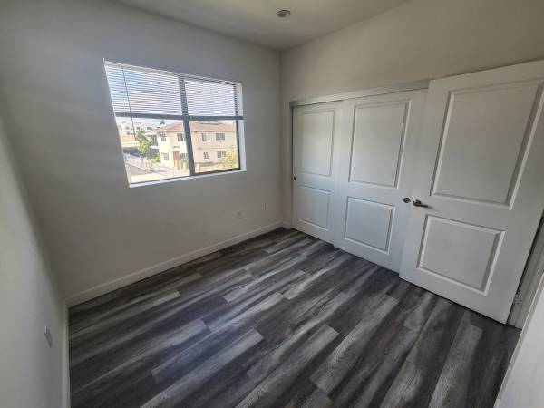 $3,000 / 3br - NEWLY RENOVATED APT, SS APPLS, CENTRAL AC, GATED PARKING, LAMINATE FLR (NORTH HOLLYWOOD)63876484659843122