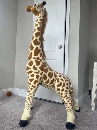 Giant Standing Giraffe 1