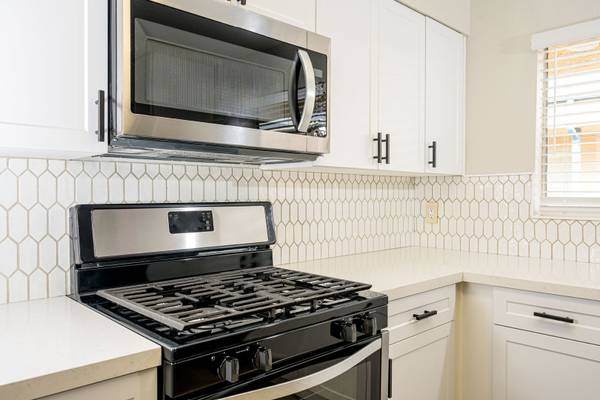 $2,645 / 2br - 1000ft2 - 💎 Designer Touches + Gated Entry – 2BR Hobart Apartment!63840113639811122