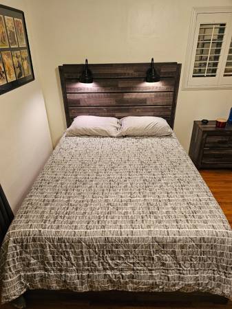 Crown Mark "Carter" 4pc Queen Bed, Dresser, Mirror & Nightstand Set 1