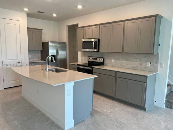 Beautiful newer townhome in Ranchette Square. 3 bed / 2.1 bath with m 1