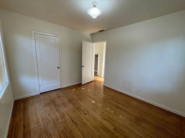 $910 / 3br - 1108ft2 - "Hogar encantador✷3 habitaciones con pisos de madera dura y amplio patio trasero!" (Sacramento)63790713778819124