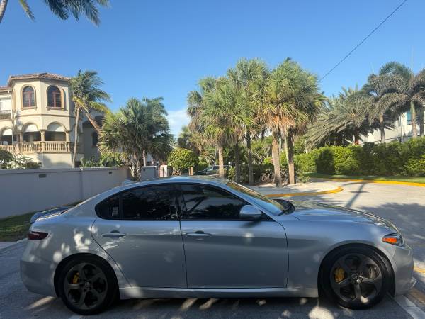 2017 Alfa Romeo Giulia Ti Sport - $17,495 (Nápoles)63470257921795123