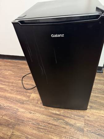 Galanz Mini Fridge Black 1
