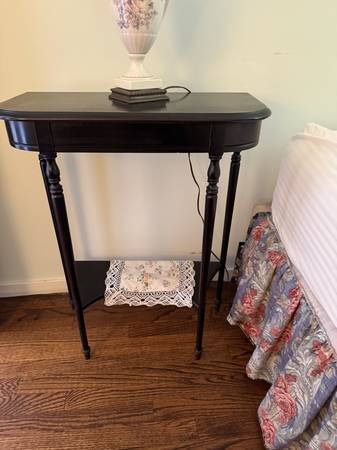 Elegant Classic Mahogony end table 1