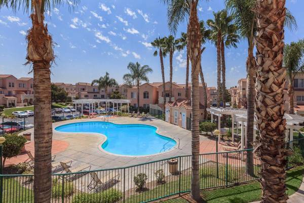 $2,799 / 2br - 1049ft2 - Modern 2BR/2.5BA Townhomes |Renovated Kitchens  + 1 Month Free! (18005 W. Anne's Circle, Los Angeles, CA)63912985116163120