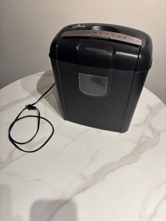Insignia 6-Sheet Crosscut Shredder - Black 1