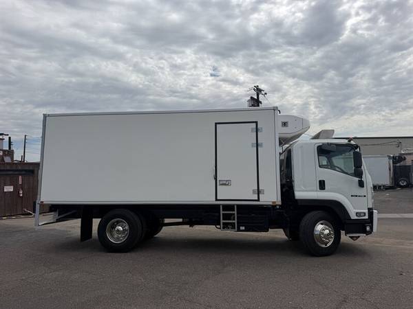 2021 Isuzu FTR Refrigerated - Photo 2