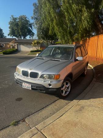 BMW X5 3.0 plateado del 2002 - $3.900 (Fremont / Union City / Newark)63470227760387122