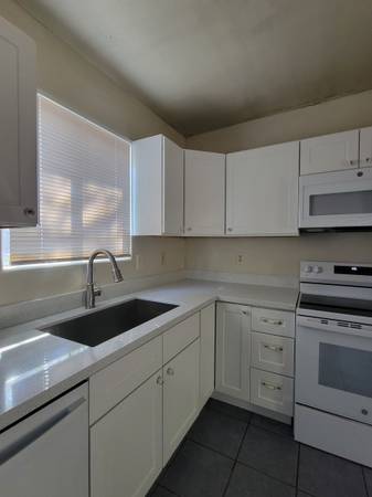 3 BR Duplex 3805 E Glenn St TMC area 1