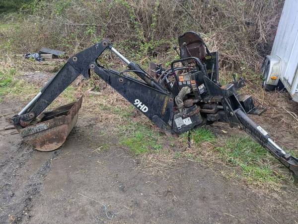Bradco 9HD backhoe attachment for skid steer. 24" bucket 1