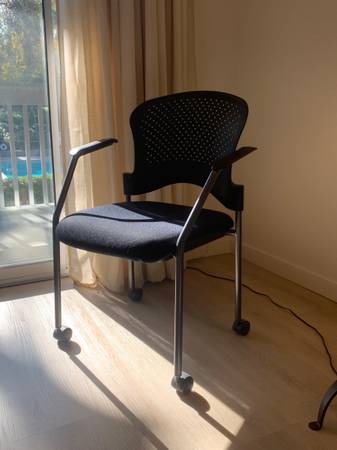 Sturdy cushioned rolling office chair 1