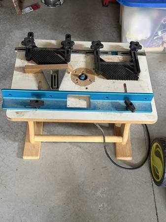 Router Table with a few bits 1