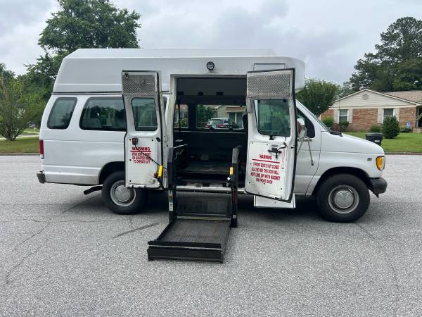 1 DUEÑO 101K MILLAS 2002 FORD E350 VEHÍCULO ADAPTADO PARA SILLA DE RUEDAS EN EXCELENTE ESTADO - $4,500 (Virginia Beach)63621667152387121