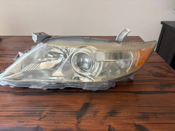 2011 Toyota Camry Left Side Headlamp Assembly 1