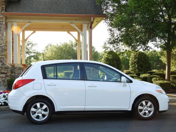 2009 Nissan Versa 1.8S - Excelente estado - 106 mil millas - $5,200 (Atlanta)63620661649283124