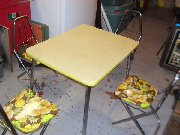 Kid's Retro Table and 4 Chairs - Formica 1