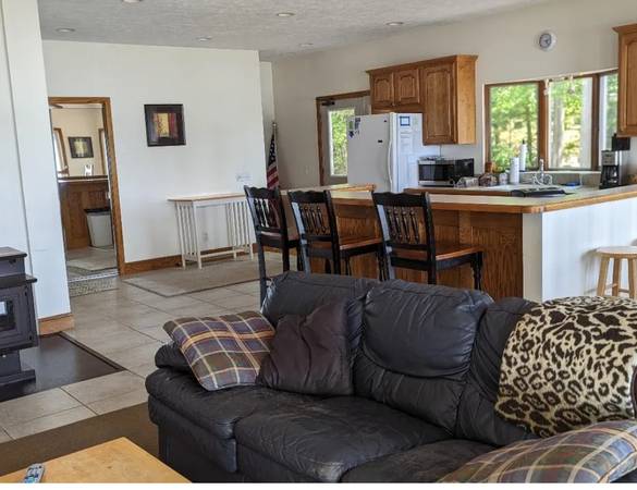 $1,650 / 5br - Winter Lakefront Home for Rent – $1,650/mo in Honor, MI (Honor)64037895188099122