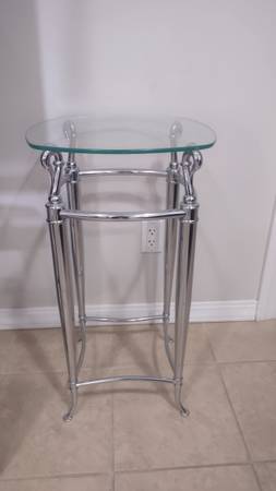 2x Glass Pedestal Stands 1