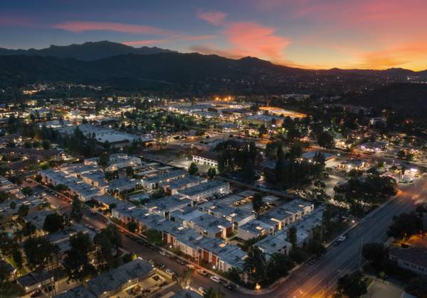 Built-In Bookcases, Easy Access to Freeways-One Month Rent Free !! 1