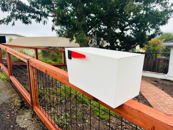 White locking mailbox 1