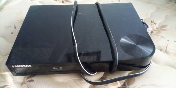Samsung Blue Ray player with Netflix and other app options. 1