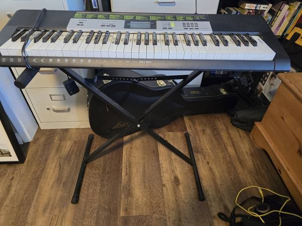Casio LK135 keyboard and stand 1