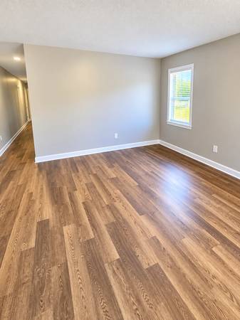 Charming 2-Bed, 1-Bath Duplex for Rent in Memphis – $975/mo, Available 1
