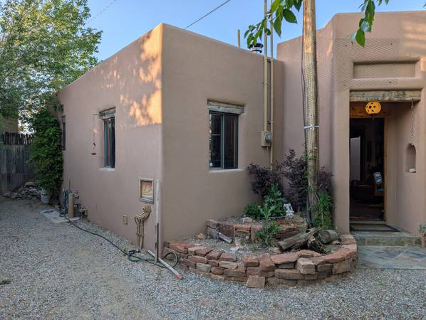 $2,000 / 1br - 1000ft2 - Traditional New Mexico style casita near the Heart of Santa Fe (Santa Fe)63659798377857120