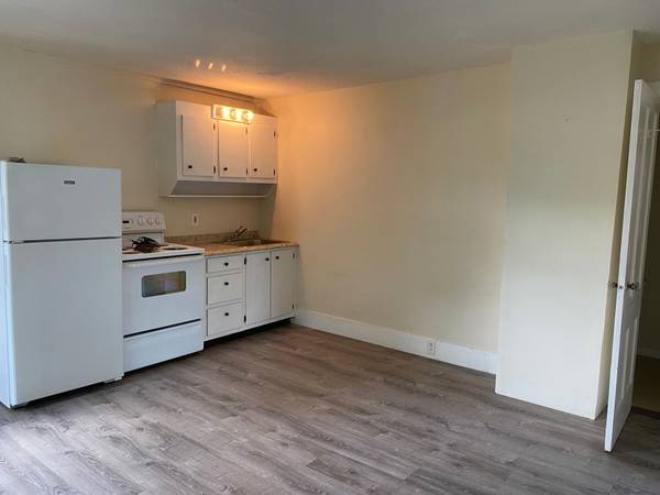 $1,100 / 1br - Cozy One Bedroom- 38 Railroad St - Unit 8 (Charlestown)63931923275778121