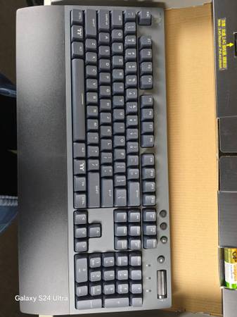 Thermaltake W1 Wireless Mechanical Gaming Keyboard w/Cherry MX Blue sw 1