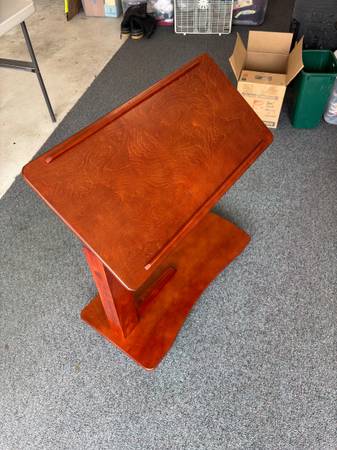 Mesa "C" ajustable con ruedas y bloqueo - $75 (Wenatchee)63441524399619121