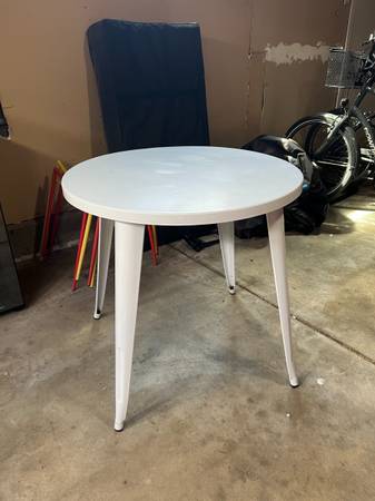 Round White Table (Metal) 1