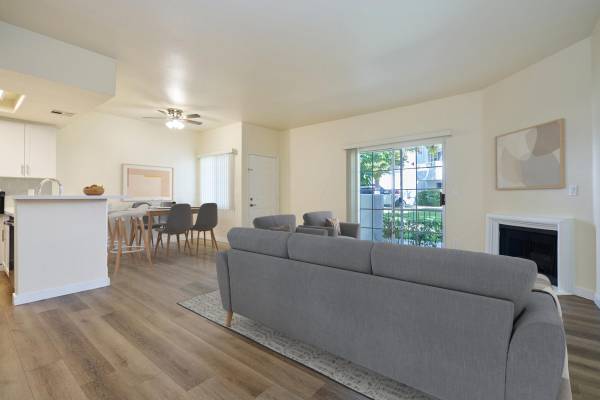 $3,559 / 2br - 1176ft2 - Woodland Hills CA, 2/BD 2.5/BA, Chimenea acogedora de gas (22219 Summit Vue Lane, Woodland Hills, CA)63701034932225121