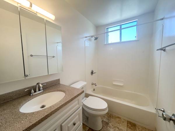 $2,700 / 2br - Spacious Large 2 bedroom Apt- 5 Blocks to UC Berkeley Sather Gate (berkeley)63938626942466122