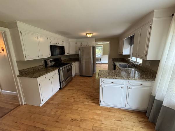 $5,900 / 5 habitaciones - 4171 pies² - ¡Por fin una sensacional VIVIENDA UNIFAMILIAR con todo el espacio y características que necesitas! (Page Rd. Bedford)63655335397379123