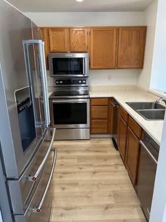 $1,350 / 1br - Bright & Sunny 1-bedroom 1-bathroom condo located in! (novato)63667888816643123