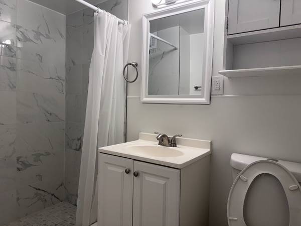 $1,650 / 300ft2 - Studio/w Bath/No Parking - Recently Renovated,Close to UH-Manoa by Bus (Waikiki)63939392490243121