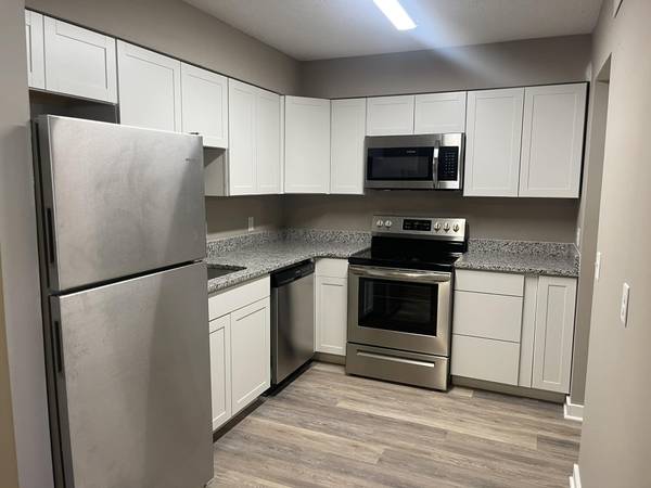 $1,295 / 3br - 3 BEDROOM UNITS AT 109 CREEKWOOD AVE (109 CREEKWOOD AVE)63700363314561121