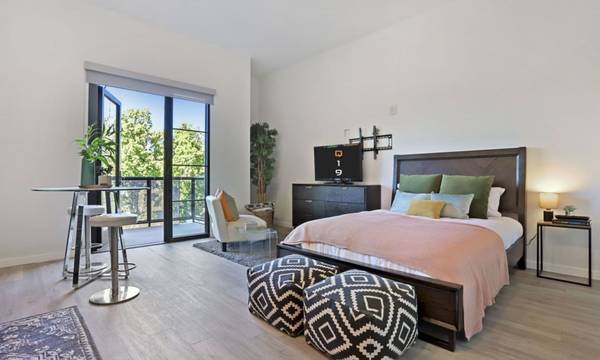 $1,562 / 519ft2 - 10 to 11-foot ceilings, Package Receiving, Studio/1B (1907 Q Street, Sacramento, CA)64043666786818124