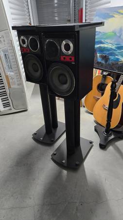 Speaker stands. 1