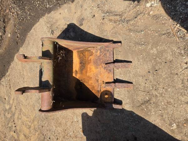 Takeuchi tb 135/235 24" digging bucket 1